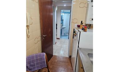 VENTA – 2 AMBIENTES AL FRENTE CON BALCÓN SALIENTE Y COCHERA