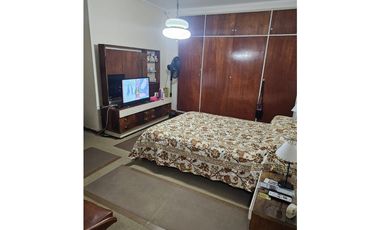 VENTA – 2 AMBIENTES AL FRENTE CON BALCÓN SALIENTE Y COCHERA