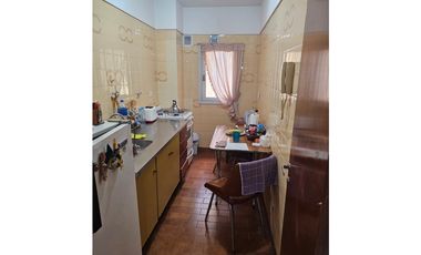 VENTA – 2 AMBIENTES AL FRENTE CON BALCÓN SALIENTE Y COCHERA