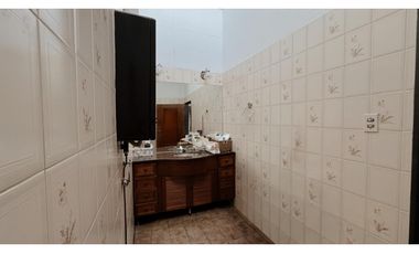 VENDO CASA EN PLENO CENTRO DE PARAN – A 1 CUADRA DEL SHOPPING LA PAZ 