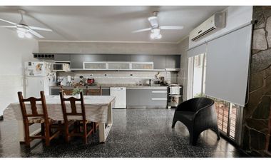 VENDO CASA EN PLENO CENTRO DE PARAN – A 1 CUADRA DEL SHOPPING LA PAZ 