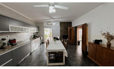 VENDO CASA EN PLENO CENTRO DE PARAN – A 1 CUADRA DEL SHOPPING LA PAZ 