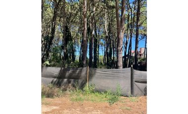 Lote comercial en Pinamar. Acepta metros en parte de pago