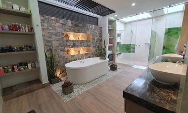 CASA CAMPESTRE VALLE DE ROCAS RUITOQUE CONDOMINIO 5 HABITACIONES 3 NIVELES CON ASCENSOR * CASA 720 m2 * ⁠ÁREA LOTE: 550 m2 FLORIDABLANCA (AT)