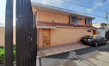 CASA 4 DORMITORIOS ACCESO SUR CON VESPUCIO