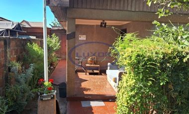 CASA AMPLIA CON 2 ESTACIONAMIENTOS A PASOS DEL METRO