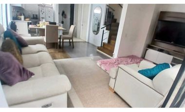 VENDO CASA TRES NIVELES  CADA HABITACIÓN CON BAÑO PRIVADO EN CHIA