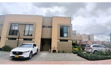 VENDO CASA TRES NIVELES  CADA HABITACIÓN CON BAÑO PRIVADO EN CHIA