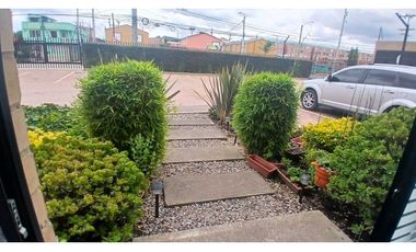 VENDO CASA TRES NIVELES  CADA HABITACIÓN CON BAÑO PRIVADO EN CHIA