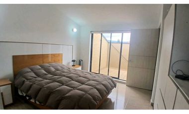 VENDO CASA TRES NIVELES  CADA HABITACIÓN CON BAÑO PRIVADO EN CHIA