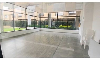 VENDO CASA TRES NIVELES  CADA HABITACIÓN CON BAÑO PRIVADO EN CHIA