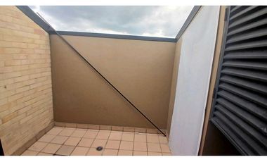 VENDO CASA TRES NIVELES  CADA HABITACIÓN CON BAÑO PRIVADO EN CHIA