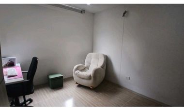 VENDO CASA TRES NIVELES  CADA HABITACIÓN CON BAÑO PRIVADO EN CHIA