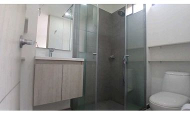 VENDO CASA TRES NIVELES  CADA HABITACIÓN CON BAÑO PRIVADO EN CHIA