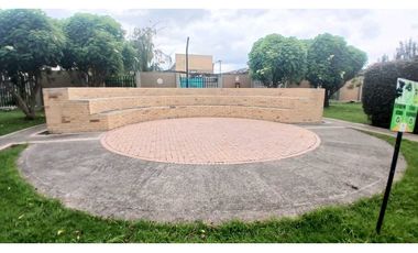 VENDO CASA TRES NIVELES  CADA HABITACIÓN CON BAÑO PRIVADO EN CHIA
