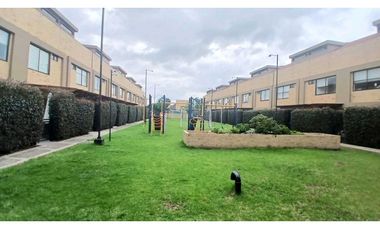 VENDO CASA TRES NIVELES  CADA HABITACIÓN CON BAÑO PRIVADO EN CHIA