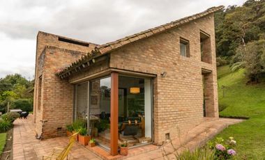 CASA CAMPESTRE 240m2  FINCA  2.2 HECTARIAS  VIA LA LA CALERA