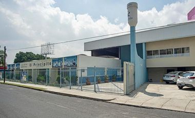 Perfecto centro educativo o desarrollo de vivienda, a 1/2 cuadra de Av. Patria, 2,196 M2 terreno