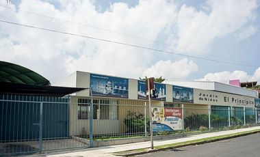 Perfecto centro educativo o desarrollo de vivienda, a 1/2 cuadra de Av. Patria, 2,196 M2 terreno