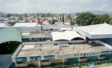 Perfecto centro educativo o desarrollo de vivienda, a 1/2 cuadra de Av. Patria, 2,196 M2 terreno