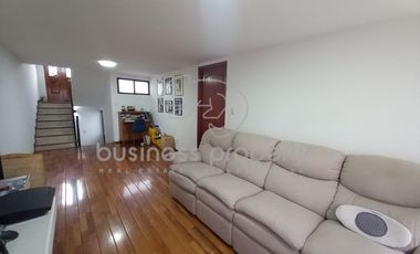 Excelente oportunidad Amplia Casa con salón de usos múltiples.