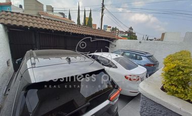 Excelente oportunidad Amplia Casa con salón de usos múltiples.