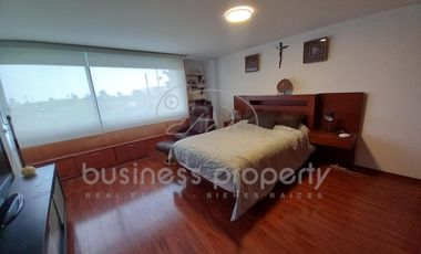 Excelente oportunidad Amplia Casa con salón de usos múltiples.