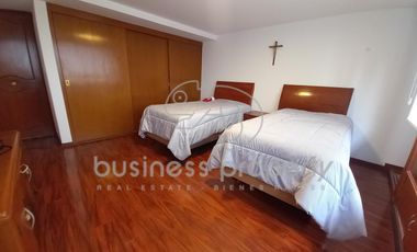 Excelente oportunidad Amplia Casa con salón de usos múltiples.