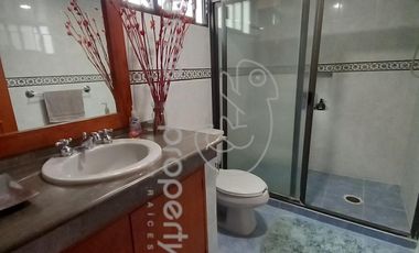 Excelente oportunidad Amplia Casa con salón de usos múltiples.