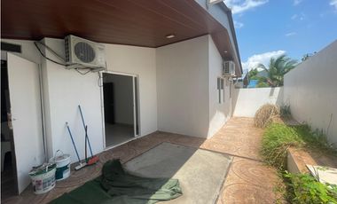 SE VENDE CASA EN PLAYA DORADA PH LAS OLAS DE 3 HABITACION CON TERRAZA