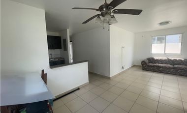 SE VENDE CASA EN PLAYA DORADA PH LAS OLAS DE 3 HABITACION CON TERRAZA