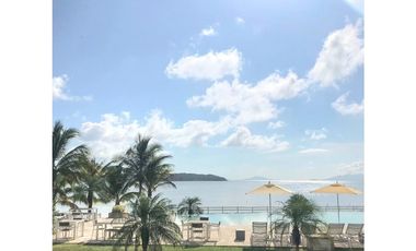 SE VENDE CASA EN PLAYA DORADA PH LAS OLAS DE 3 HABITACION CON TERRAZA