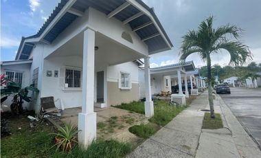 SE VENDE CASA EN PLAYA DORADA PH LAS OLAS DE 3 HABITACION CON TERRAZA