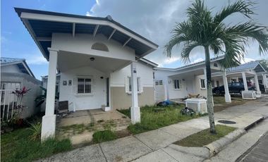 SE VENDE CASA EN PLAYA DORADA PH LAS OLAS DE 3 HABITACION CON TERRAZA