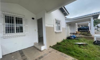 SE VENDE CASA EN PLAYA DORADA PH LAS OLAS DE 3 HABITACION CON TERRAZA