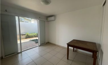 SE VENDE CASA EN PLAYA DORADA PH LAS OLAS DE 3 HABITACION CON TERRAZA