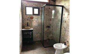 SE ALQUILA CASA DE 2 DORMITORIOS EN VILLA TURISMO A 300 MTS DE LA RUTA