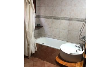 SE ALQUILA CASA DE 2 DORMITORIOS EN VILLA TURISMO A 300 MTS DE LA RUTA