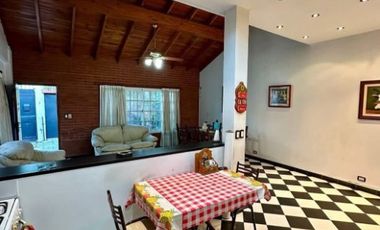 Chalet en venta en Villa Dominico