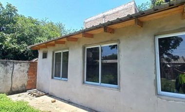 Casa de 4 ambientes en longchamps, a 20m de Espora