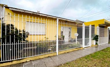 VENTA CASA 3 AMBIENTES CON QUINCHO Y PARQUE