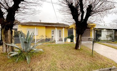 VENTA CASA 3 AMBIENTES CON QUINCHO Y PARQUE