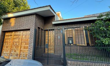 CASA 4 AMBIENTES VENTA EN REMEDIOS DE ESCALADA APT