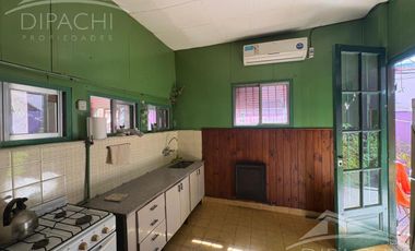 Complejo al frente con cochera y seis unidades habitacionales – Ideal inversión