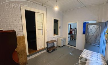 Complejo al frente con cochera y seis unidades habitacionales – Ideal inversión