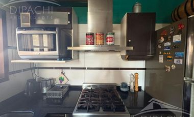 Complejo al frente con cochera y seis unidades habitacionales – Ideal inversión