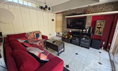 Complejo al frente con cochera y seis unidades habitacionales – Ideal inversión