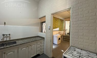 Complejo al frente con cochera y seis unidades habitacionales – Ideal inversión