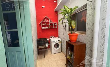 Complejo al frente con cochera y seis unidades habitacionales – Ideal inversión