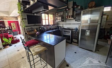 Complejo al frente con cochera y seis unidades habitacionales – Ideal inversión